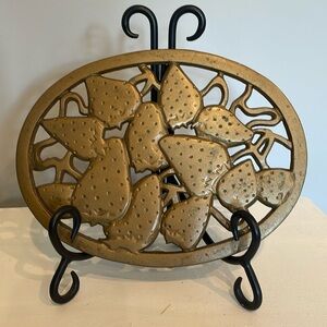 Metal golden strawberry pattern kitchen trivet